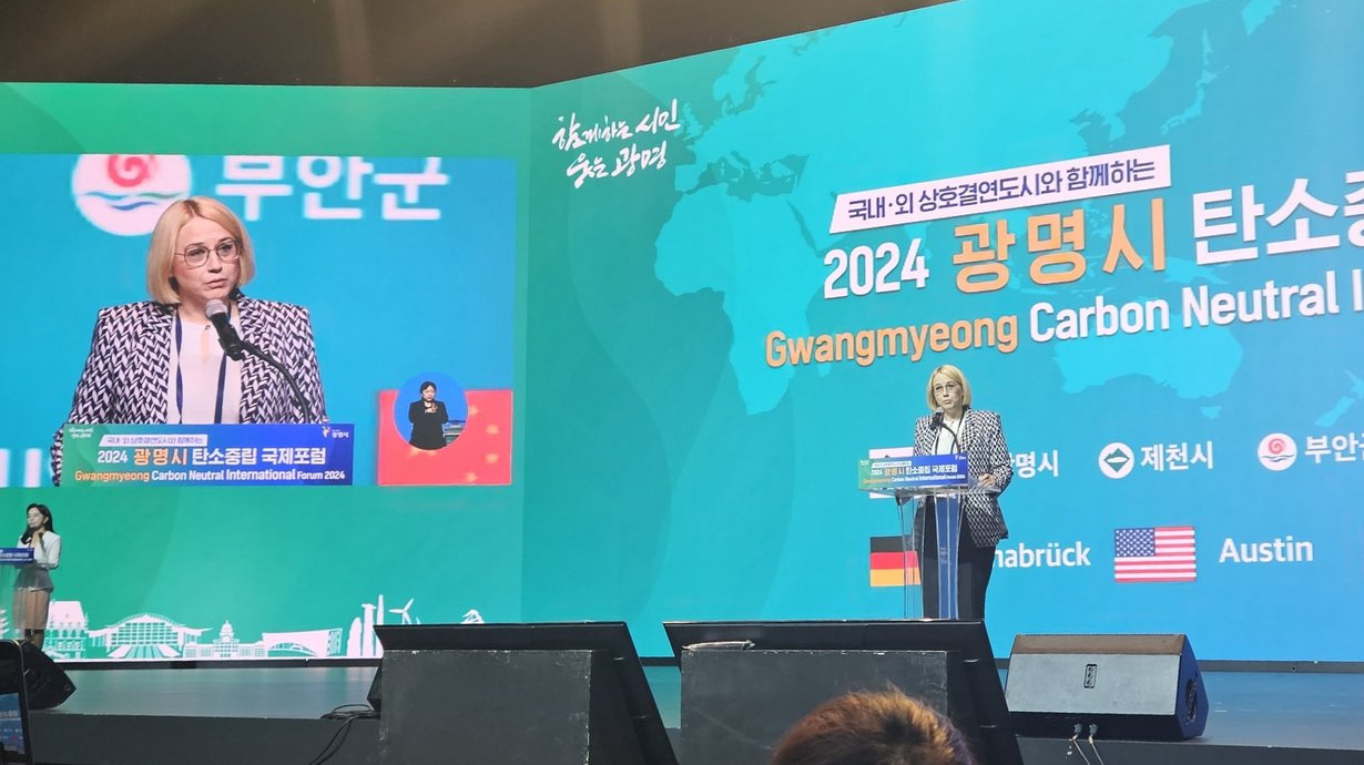 Osnabrücks Oberbürgermeisterin Katharina Pötter am Rednerpult der internationalen Klimakonferenz in Gwangmyeong/Südkorea 