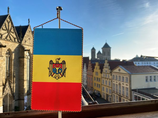 Flagge der Republik Moldau vor dem Osnabrücker Markt