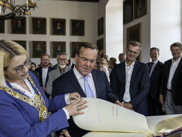 Verteidigungsminister Boris Pistorius trägt sich in das Goldene Buch der Stadt Osnabrück ein.