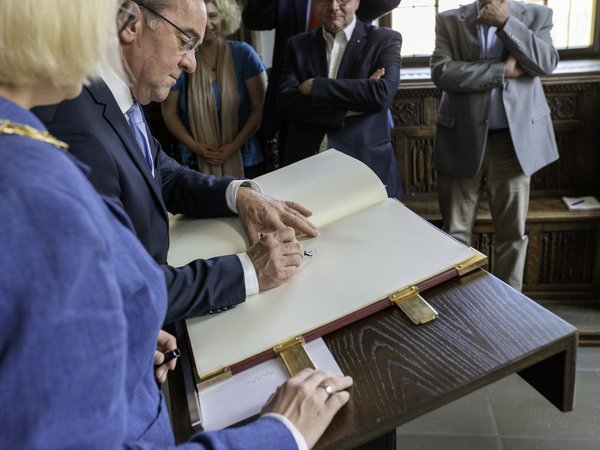 Verteidigungsminister Boris Pistorius trägt sich in das Goldene Buch der Stadt Osnabrück ein.
