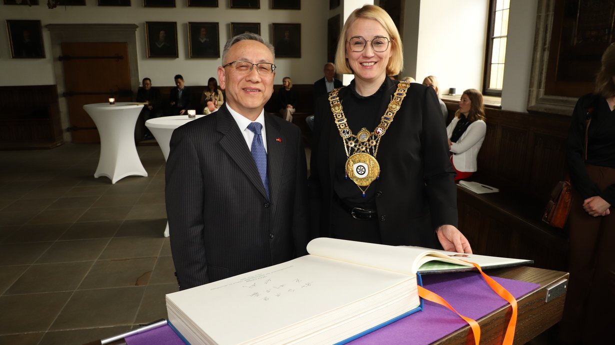 Chinesischer Generalkonsul Wu Cong steht mit OB Pötter vor dem Goldenen Buch