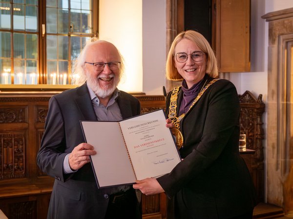 Wilhelm Bremer (links) erhält das Bundesverdienstkreuz aus Händen von Osnabrücks Oberbürgermeisterin Katharina Pötter