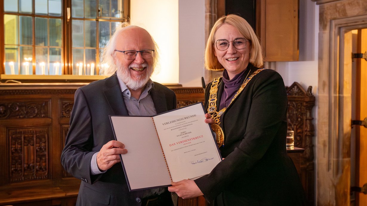 Wilhelm Bremer (links) erhält das Bundesverdienstkreuz aus Händen von Osnabrücks Oberbürgermeisterin Katharina Pötter