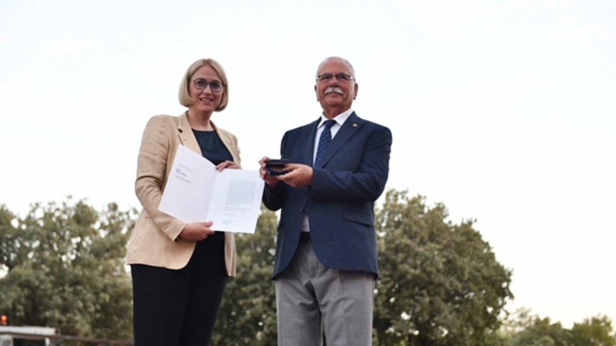 Katharina Pötter überreicht Ülgür Gökhan die Justus-Möser-Medaille 