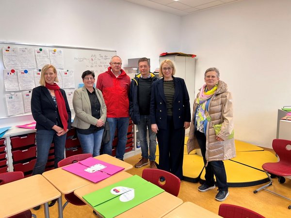 Zur Eröffnung des Neubaus an der Grundschule Atter war Oberbürgermeisterin Katharina Pötter zu Besuch und verschaffte sich einen Überblick über die Räumlichkeiten. (v.l.): Schulleiterin Maike Breski, Beate Seipelt (Fachbereich Bildung, Schule, Sport), Dirk König und Markus Potts (Eigenbetrieb Immobilien), Oberbürgermeisterin Katharina Pötter und Andrea Butke (Fachbereich Bildung, Schule, Sport). 