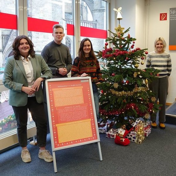 Internationaler Weihnachtsbaum in der Stadtbibliothek