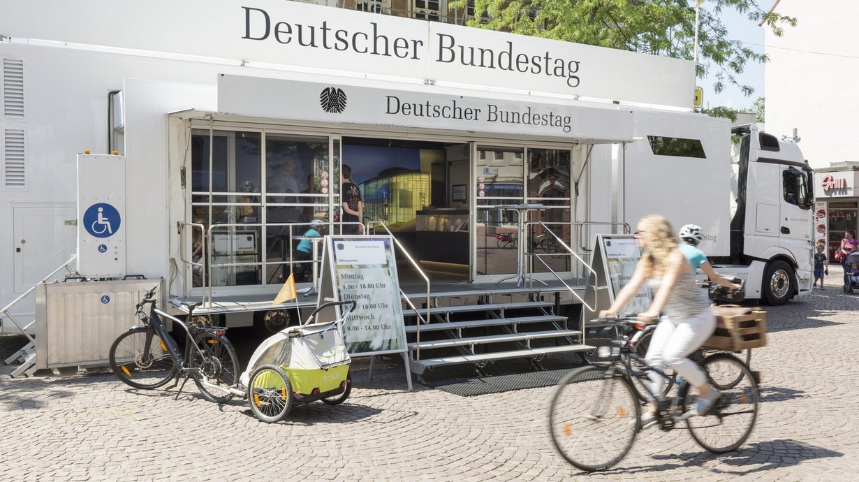 Das Infomobil des Deutschen Bundestages ist unterwegs in Deutschland, um den Besucherinnen und Besuchern Aufgaben und Arbeitsweise des Parlaments zu vermitteln. 