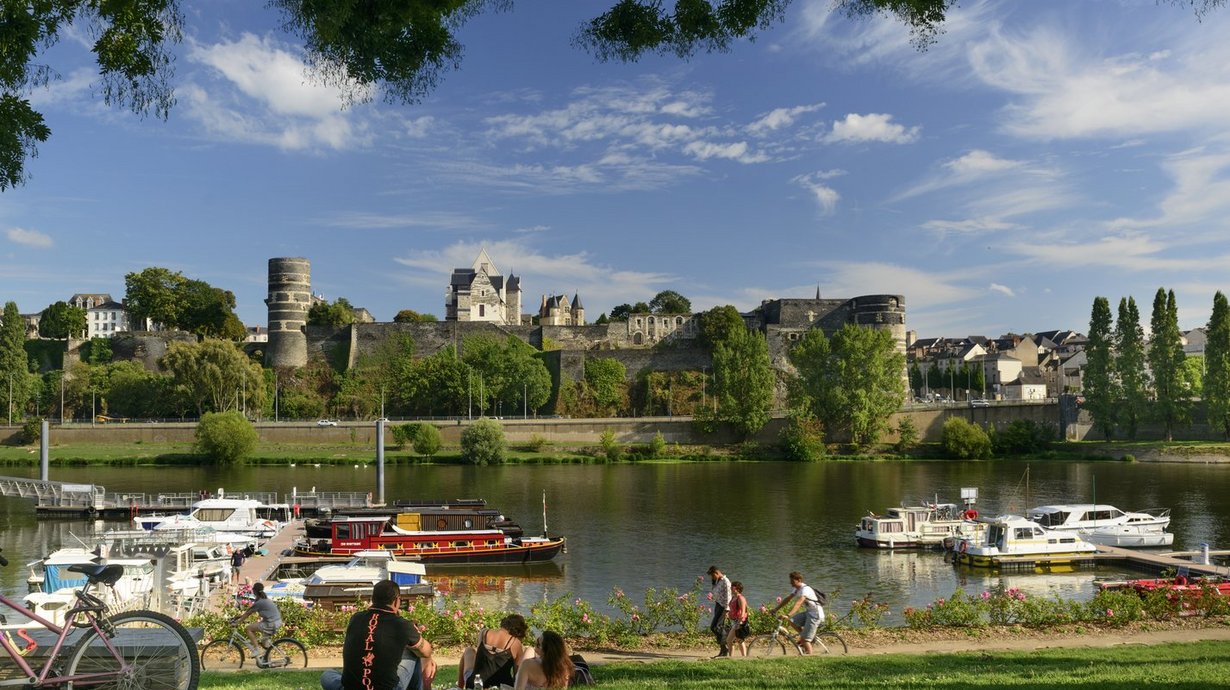 Schloss Angers, im Vordergrund ein Fluss
