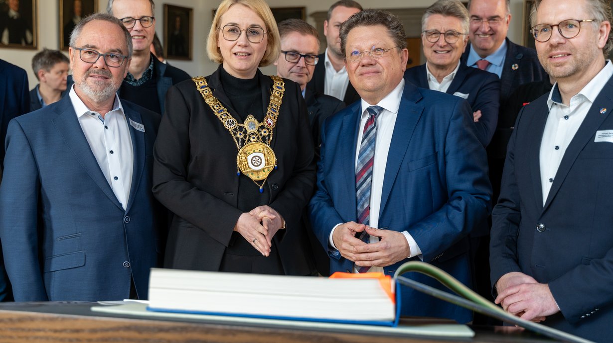 Dr. Andreas Philippi (rechts neben Oberbürgermeisterin Katharina Pötter) hat sich ins Goldene Buch der Stadt Osnabrück eingetragen.