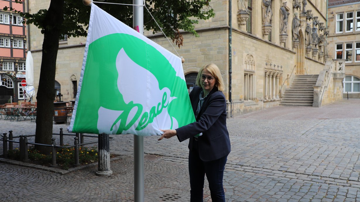 Osnabrücks Oberbürgermeisterin Katharina Pötter hisst die Flagge der Mayors of Peace am Osnabrücker Markt. 