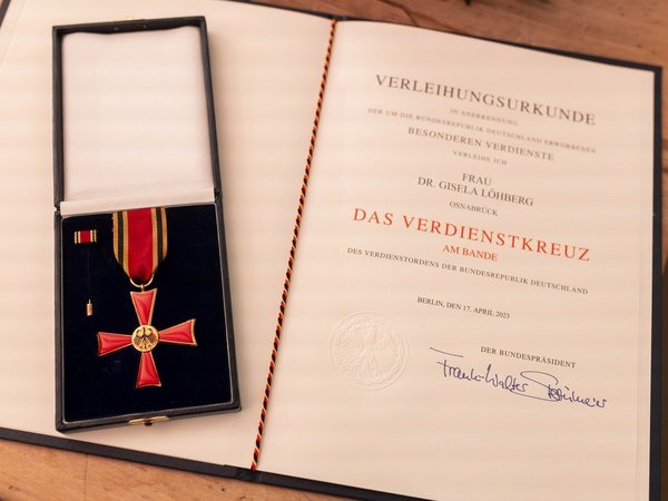 Bundesverdienstkreuz und Urkunde für Dr. Gisela Löhberg. 